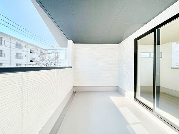 【バルコニー】ゆったりバルコニーだから沢山お洗濯ものを干せます。