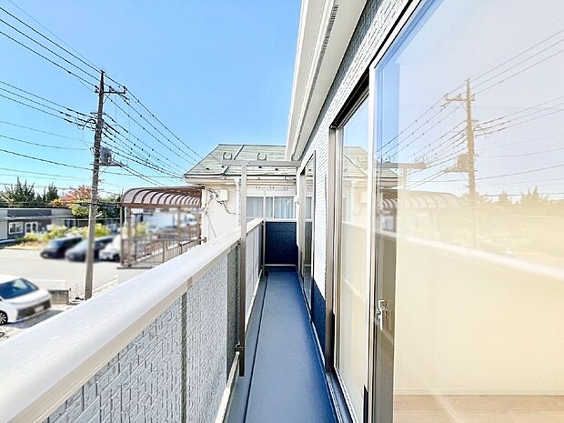 【バルコニー】２部屋にまたがる広いバルコニー。晴れた日には洗濯物も気持ちよく干せそうですね。