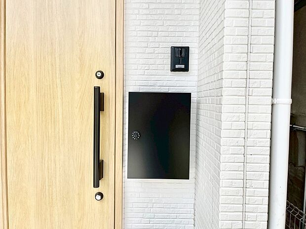 【その他現地】シンプルデザインのポスト。