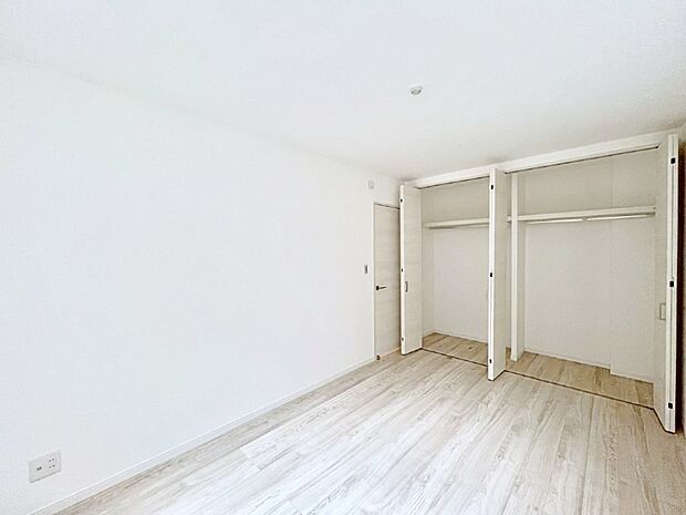 【寝室】収納が充実しているので居住スペースを広々使えます