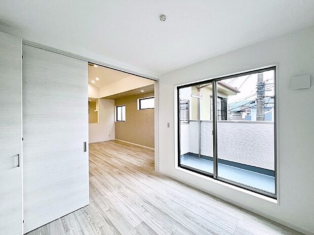 【洋室】リビングの隣にある洋室。扉を開放して広く利用することも可能です。