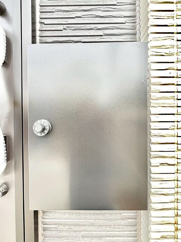 【その他現地】シンプルデザインのポスト。