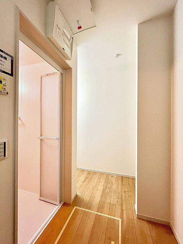 【脱衣場】清潔感のある快適空間です。毎日の身支度も気持ち良くお使い頂けます。 