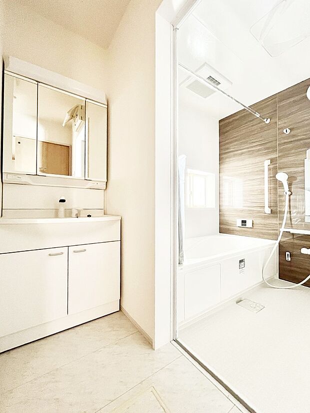 【脱衣場】清潔感ある洗面化粧室で朝の身支度も快適