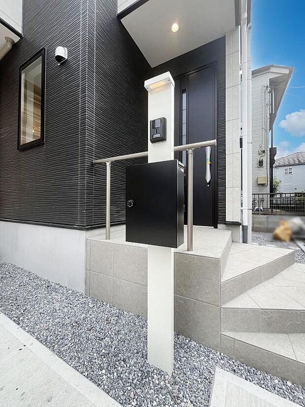 【その他現地】シンプルデザインのポスト。