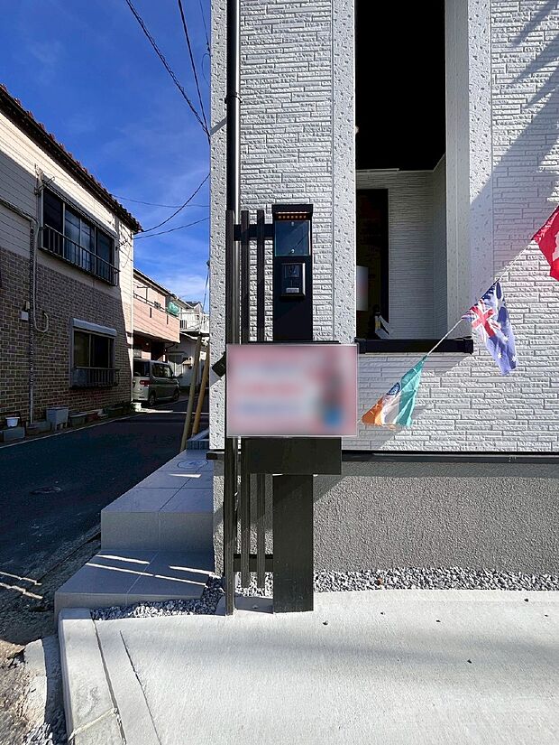 【その他現地】シンプルデザインのポスト。