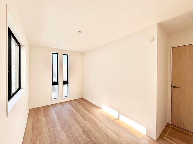 【洋室】窓からのやさしい光が心地よいプライベートルーム