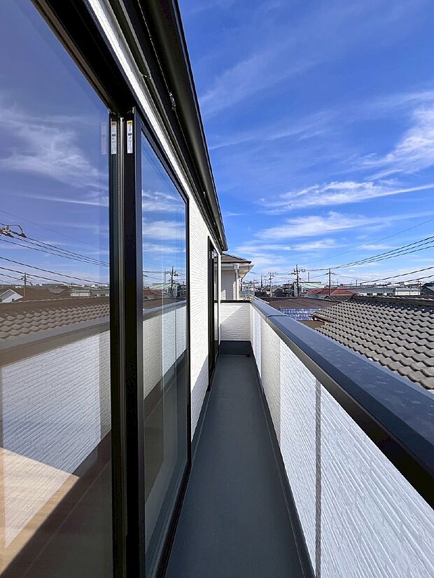 【バルコニー】暖かな陽光が降り注ぐバルコニーはお洗濯におすすめ。爽やかな風も心地よいです。