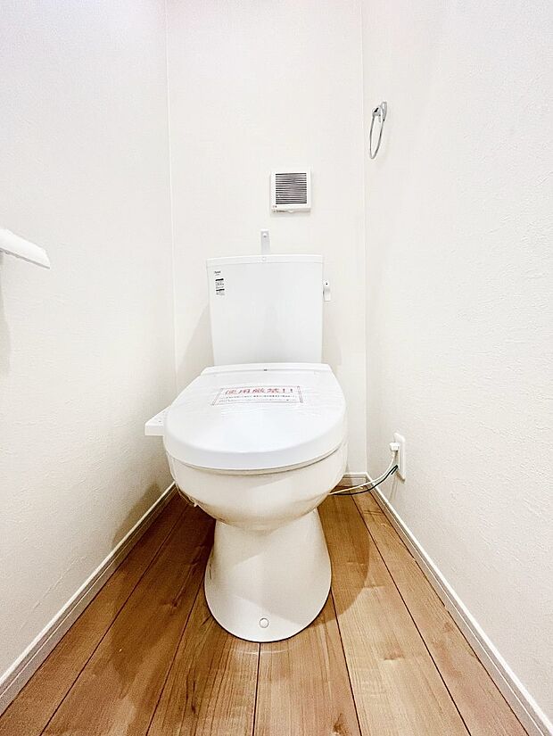 【トイレ】白を基調とした清潔感のある落ち着ける空間