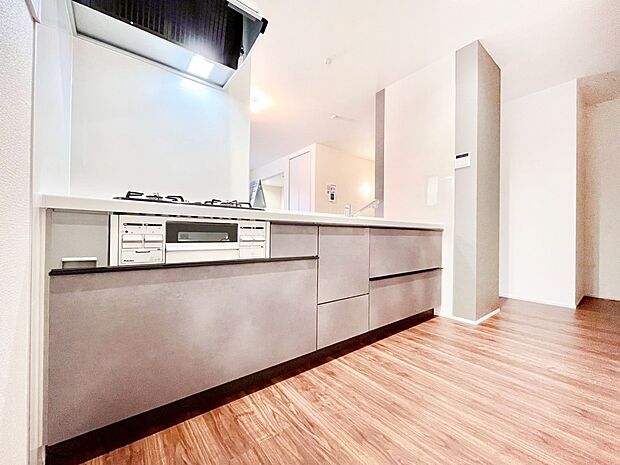 【ダイニングキッチン】料理をしながらでもご家族との会話を楽しめる対面キッチン