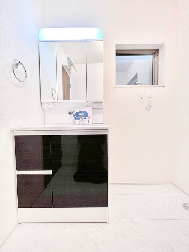 【洗面台・洗面所】スタイリングに便利な三面鏡、ミラーキャビネットで細かい物スッキリ