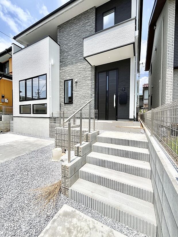 【玄関】玄関アプローチにはプランターを並べて季節の花でお客様をおもてなしできます。