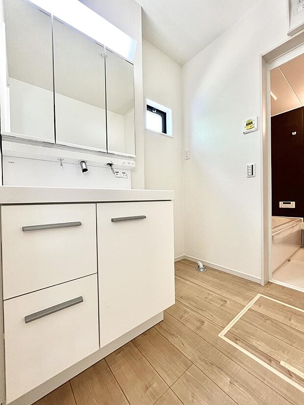 【脱衣場】身支度もスムーズにおこなえる脱衣場。  