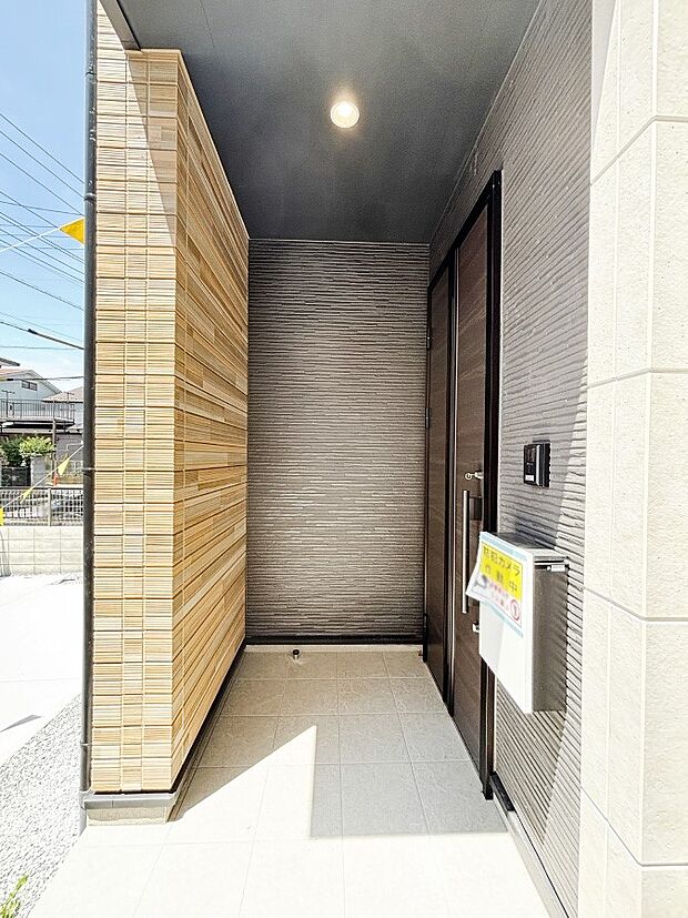 【玄関】シンプルで落ち着いた雰囲気の玄関でご家族やお客様をお出迎え！
