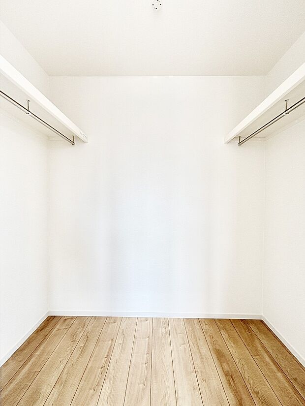 【ウォークインクローゼット】衣類をハンガーに掛けたまま収納できるWIC。衣類の整理整頓がしやすくて便利です！