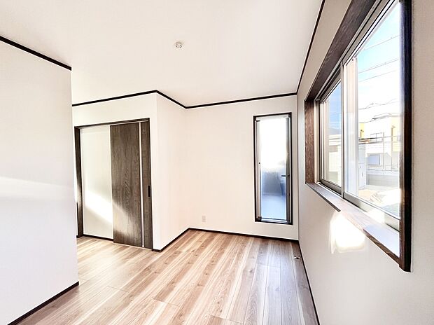 【リビングダイニング】明るい陽光が注ぎ、寛ぎの雰囲気に満たされるリビング・ダイニング。