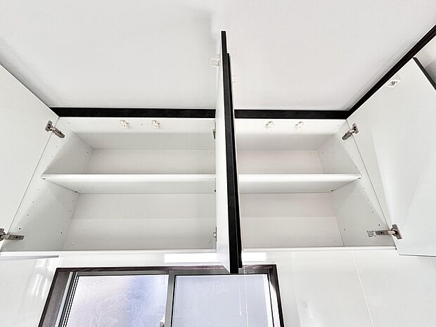 【吊戸棚】キッチン上部の吊戸棚を設置しました。