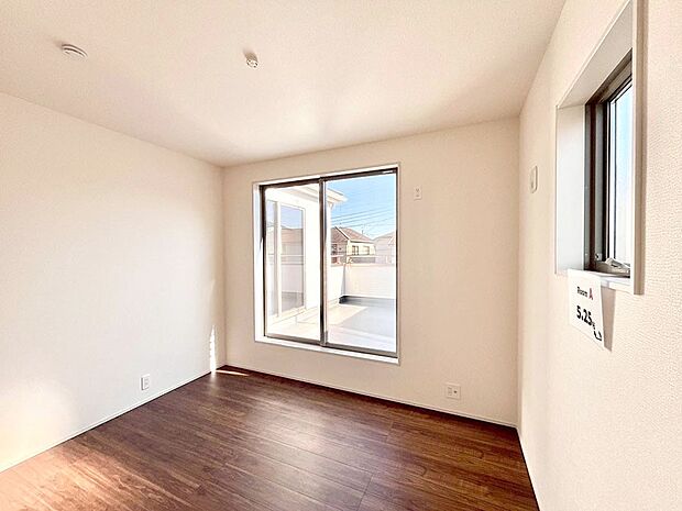 【洋室】明るいバルコニーサイドに洋室を設置。目覚めの良い寝室に。