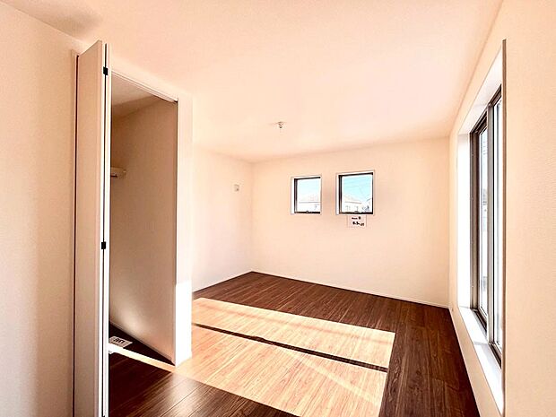 【寝室】収納が充実しているので居住スペースを広々使えます  