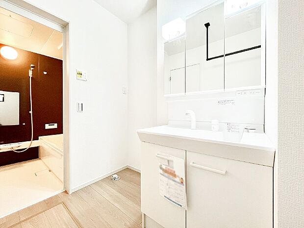 【脱衣場】清潔感溢れるホワイトカラーを基調とした洗面室