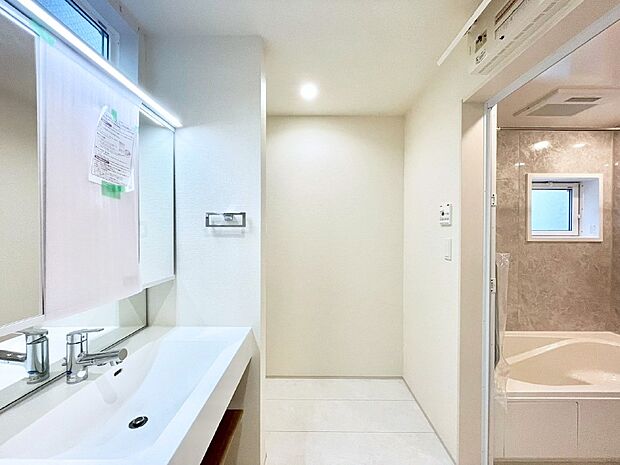 【脱衣場】清潔感ある洗面化粧室で朝の身支度も快適