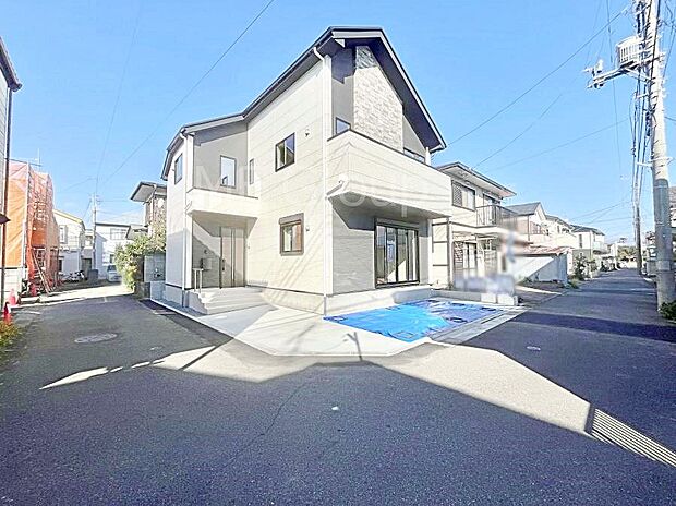 【前面道路含む現地写真】角地なので日当たりも良く、お家が堂々として見えます。