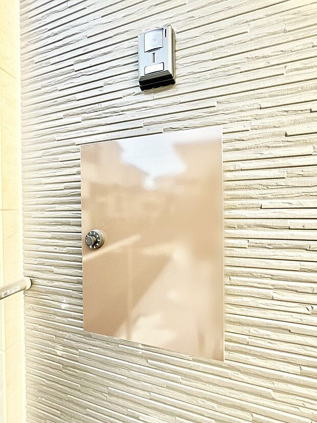 【その他現地】シンプルデザインのポスト。