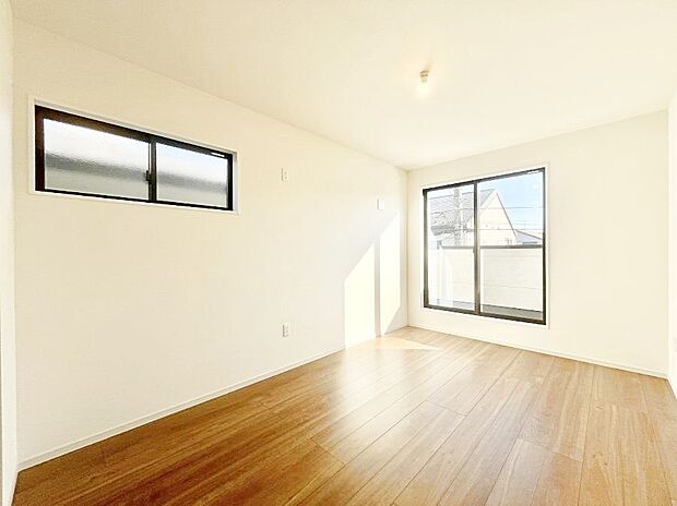 【洋室】明るいバルコニーサイドに洋室を設置。目覚めの良い寝室に。