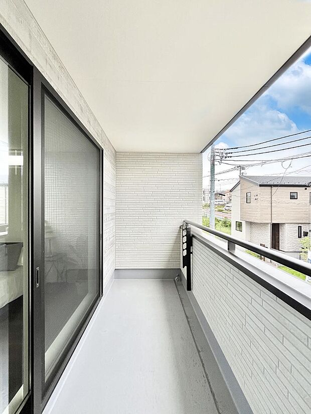 【バルコニー】ゆったりバルコニーだから沢山お洗濯ものを干せます。