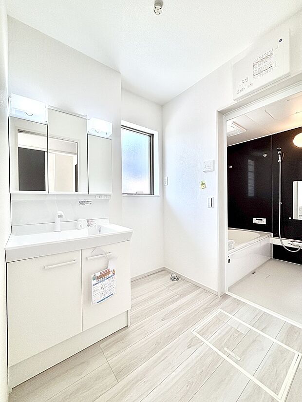 【脱衣場】清潔感のある快適空間です。毎日の身支度も気持ち良くお使い頂けます。 