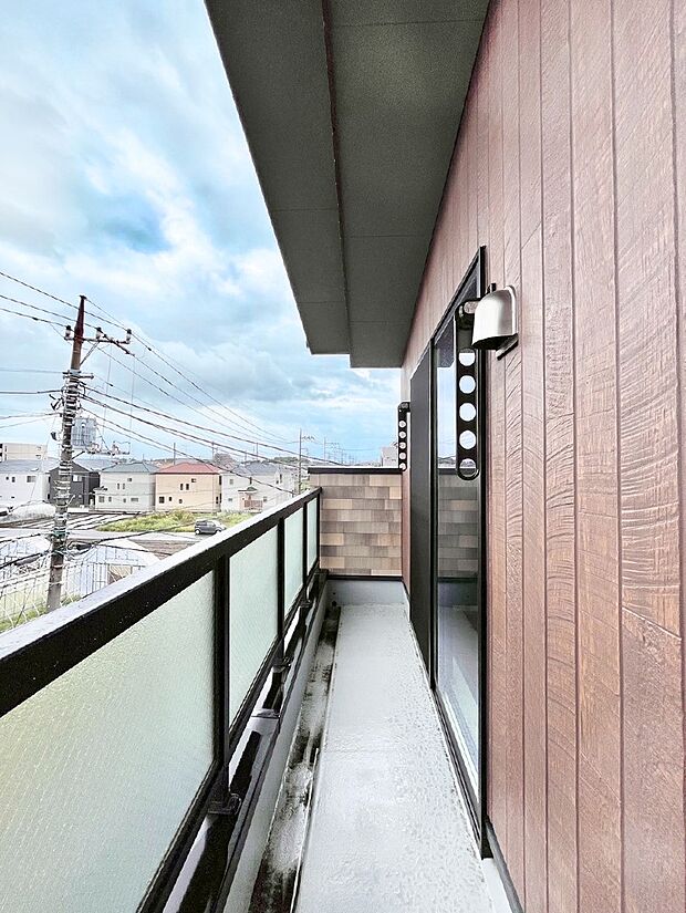 【バルコニー】バルコニーはうれしい2ヶ所付き。お洗濯物やお布団をたっぷり干せます。