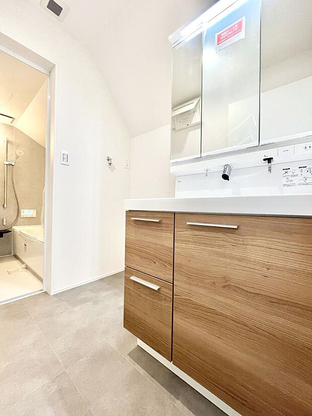 【脱衣場】清潔感のある快適空間です。毎日の身支度も気持ち良くお使い頂けます。 