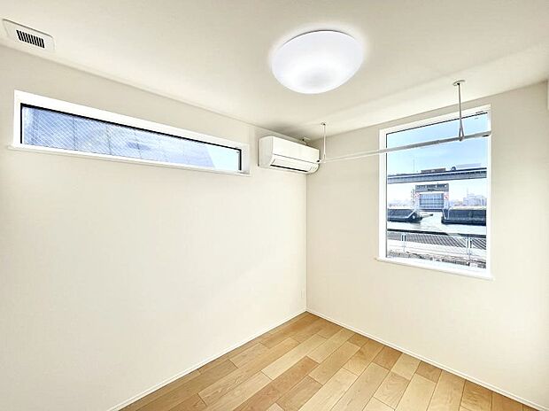 【洋室】2面採光を確保した明るい空間。家族みんなが快適な暮らしを実現する設計です。