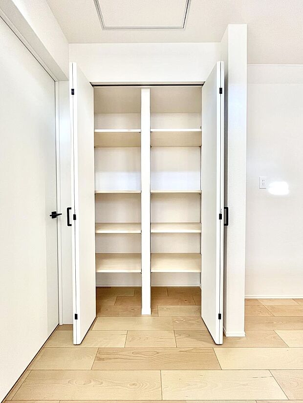 【キッチン横収納】キッチン横収納！食材のストックはもちろん、日用品の収納など使い方はいろいろ！  