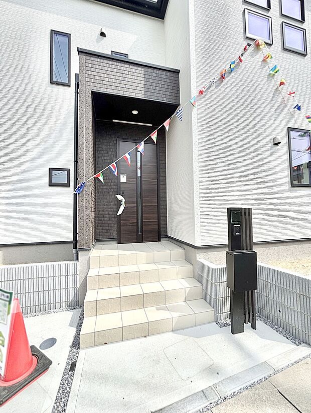 【玄関】大切な家族、来客を出迎える玄関。