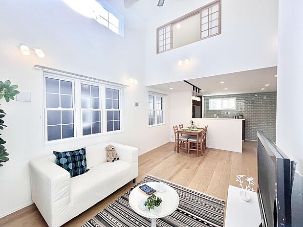 【リビングダイニング】明るい陽光が注ぎ、寛ぎの雰囲気に満たされるリビング・ダイニング。