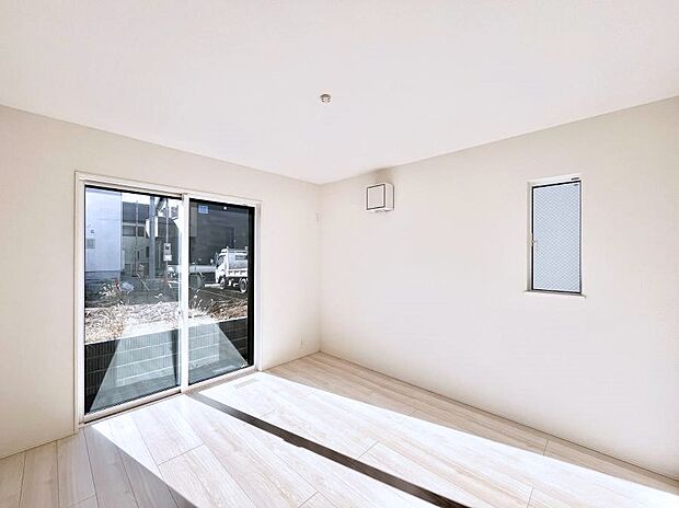 【寝室】窓からのやさしい光が心地よいプライベートルーム  