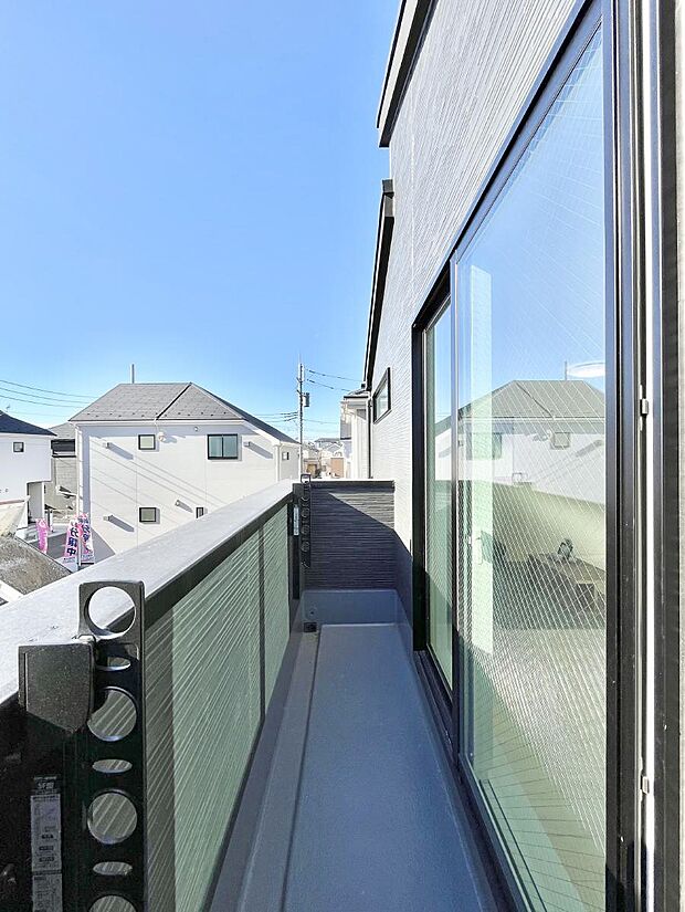 【バルコニー】ゆったりバルコニーだから沢山お洗濯ものを干せます。