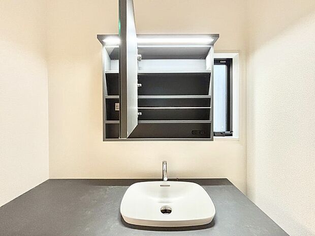 【洗面台収納】三面鏡の裏に、化粧品や衛生用品などを収納可能。洗面台をすっきりと保ちます！