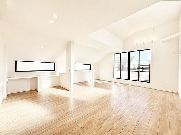 【リビングダイニング】リビング上部には吹抜けを採用。明るい陽光に包まれる空間で家族団らん！