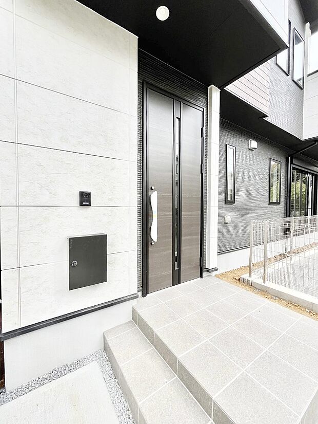 【玄関】玄関前は雨が降っても濡れにくい屋根付き