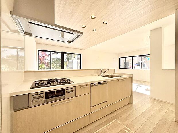 【ダイニングキッチン】料理をしながらでもご家族との会話を楽しめる対面キッチン