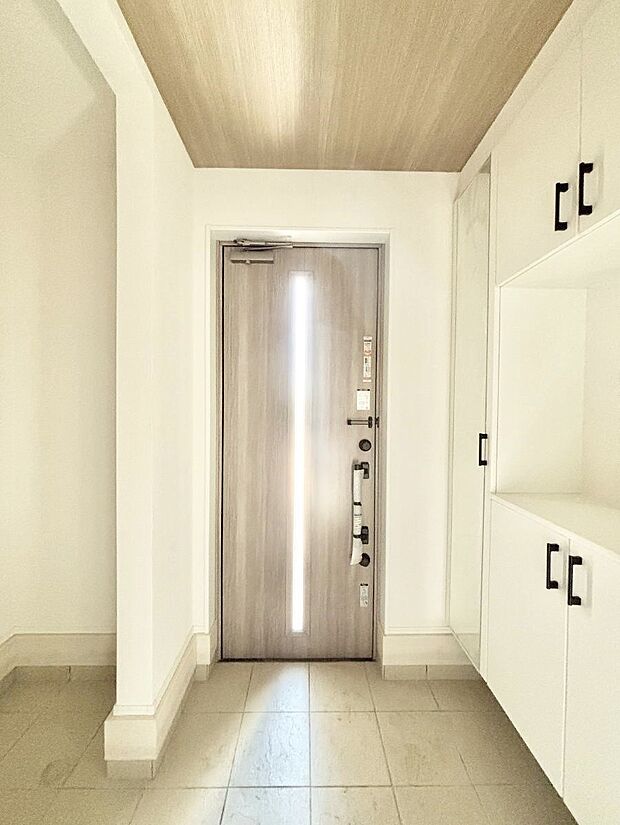 【玄関】玄関ドアにスリッドラインが入っているので光の演出をしてくれます！