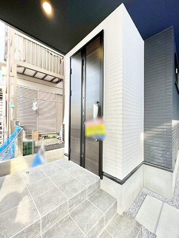 【玄関】玄関前は雨が降っても濡れにくい屋根付き