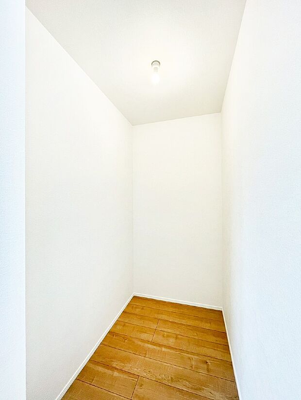 【ウォークインクローゼット】ウォークインクローゼット付きで生活空間を広く利用できます