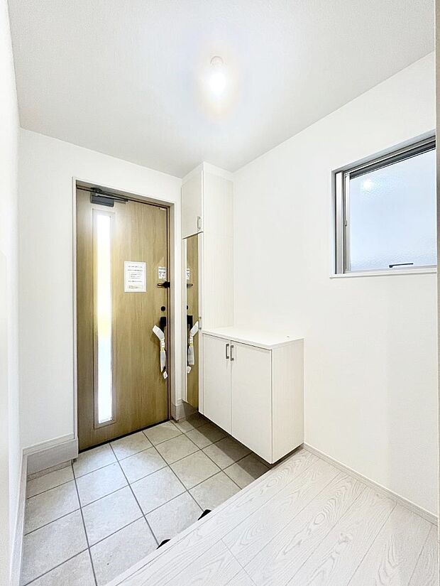 【玄関】ガラススリットの入った玄関ドアが室内に光を届けてくれます