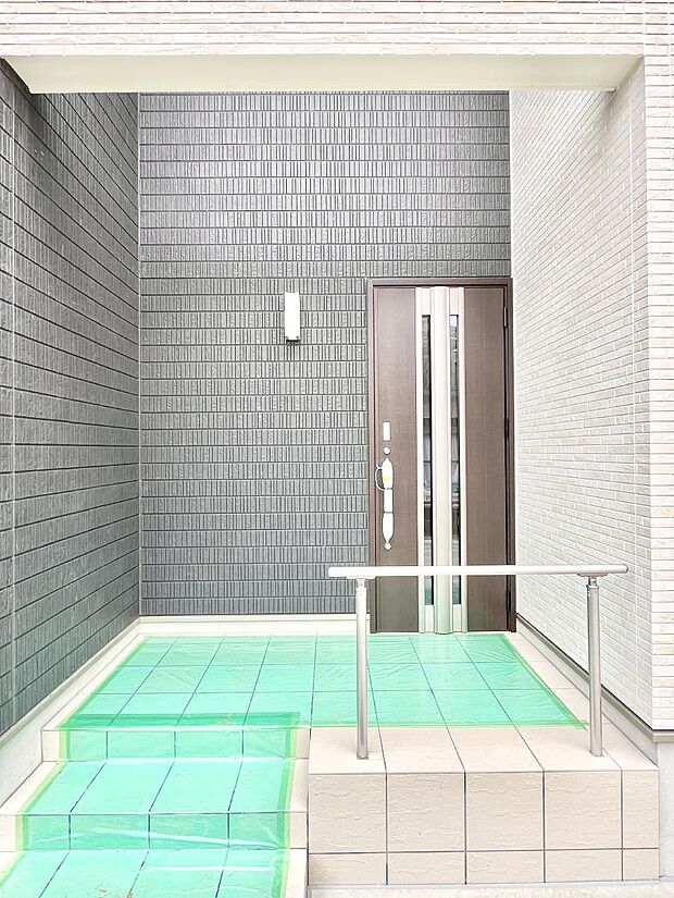 【玄関】大切な家族、来客を出迎える玄関。
