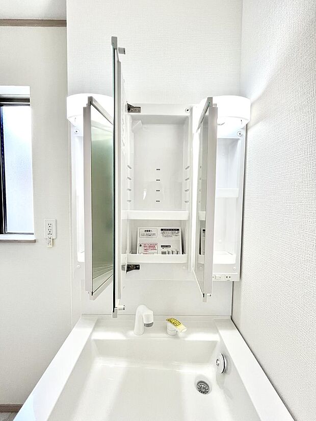 【三面鏡裏収納】三面鏡の裏に、化粧品や衛生用品などを収納可能。洗面台をすっきりと保ちます!