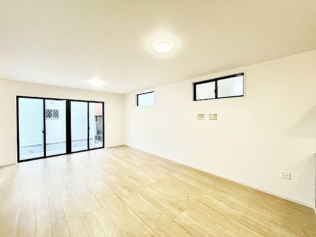 【リビングダイニング】大きな窓からたっぷりの陽光と風を感じられるリビング