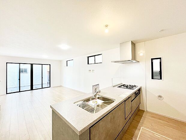 【ダイニングキッチン】料理をしながらご家族との会話を楽しめる対面カウンターキッチン